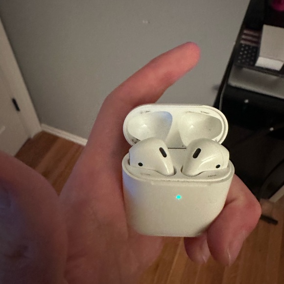 Air pods - Picture 2 of 2
